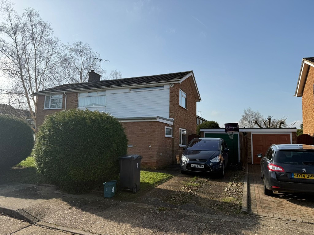 Lot: 17 - FREEHOLD GROUND RENT INVESTMENT - Front view of maisonette at Sulgrave Crescent